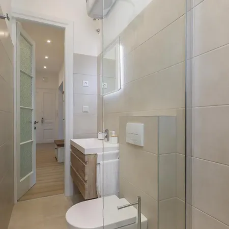 Luxury Sonja - With Hot Tub, Near Sea, Free Parking 아파트 *
